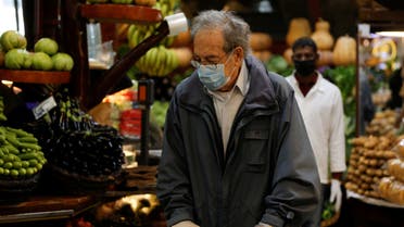 رجل يضع كمامة للوقاية من فيروس كورونا في بيروت يوم 24 مارس