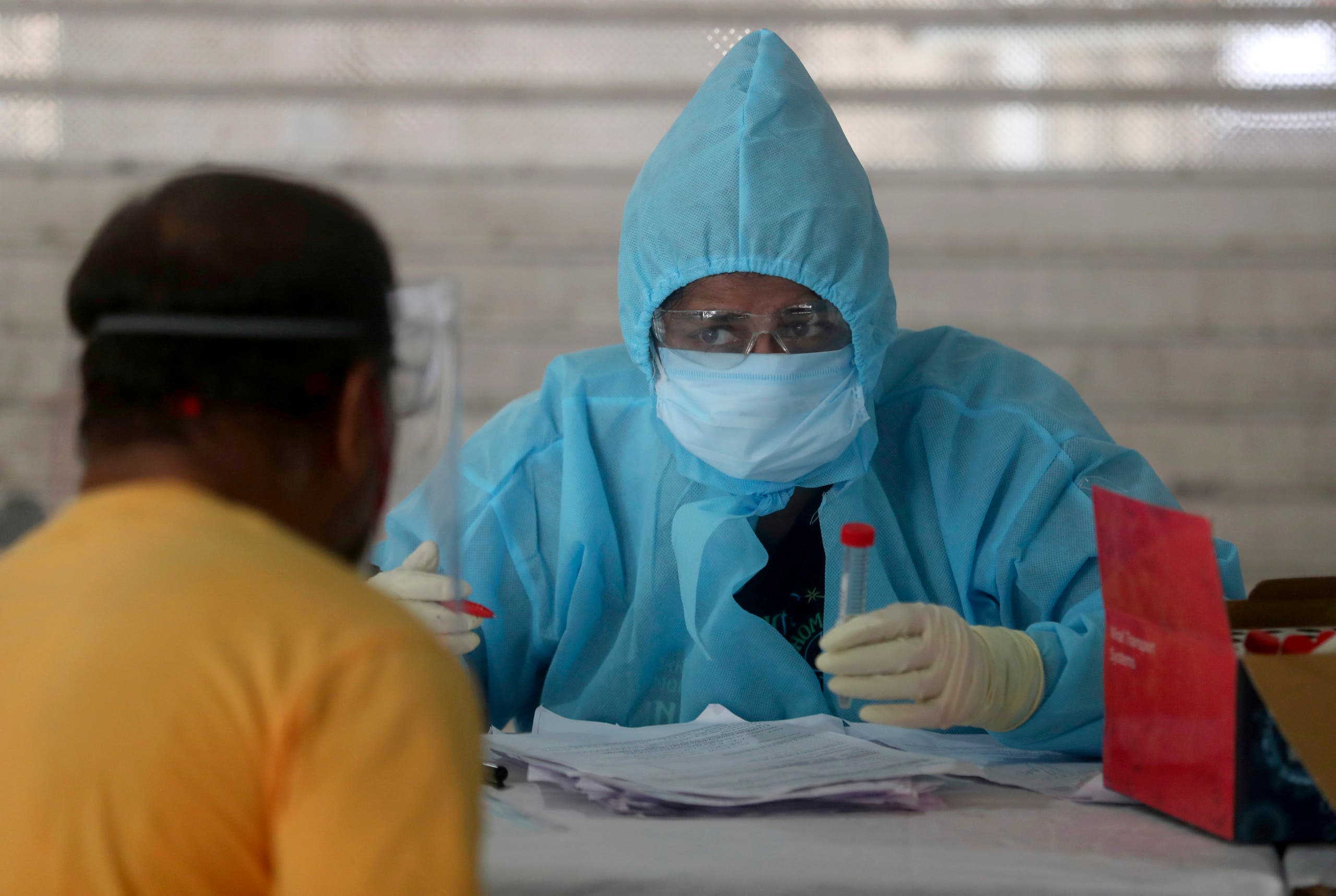 An Indian doctor interacts with a journalist before conducting his swab test during lockdown to control the spread of the new coronavirus in Mumbai, India on April 16, 2020. (AP)