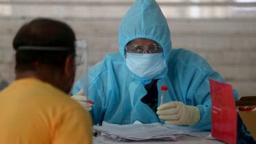 An Indian doctor interacts with a journalist before conducting his swab test during lockdown to control the spread of the new coronavirus in Mumbai, India on April 16, 2020. (AP)
