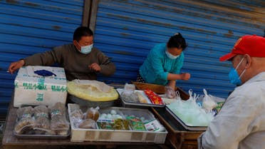 باعة يبيعون طعاماً شعبياً في بكين (أرشيفية- رويترز)