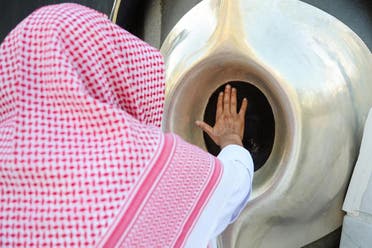 الشیخ عبدالرحمان السدیس حجرِاسود کو صاف کرتے ہوئے