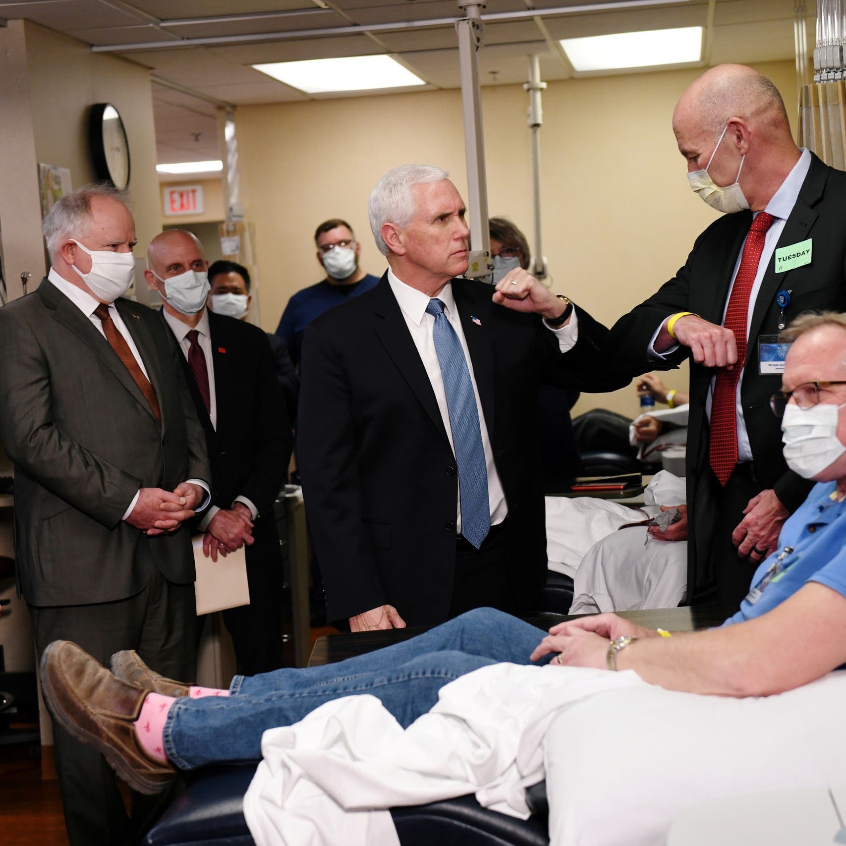 مايك بنس يثير الجدل برفضه وضع كمامة خلال زيارته لمستشفى