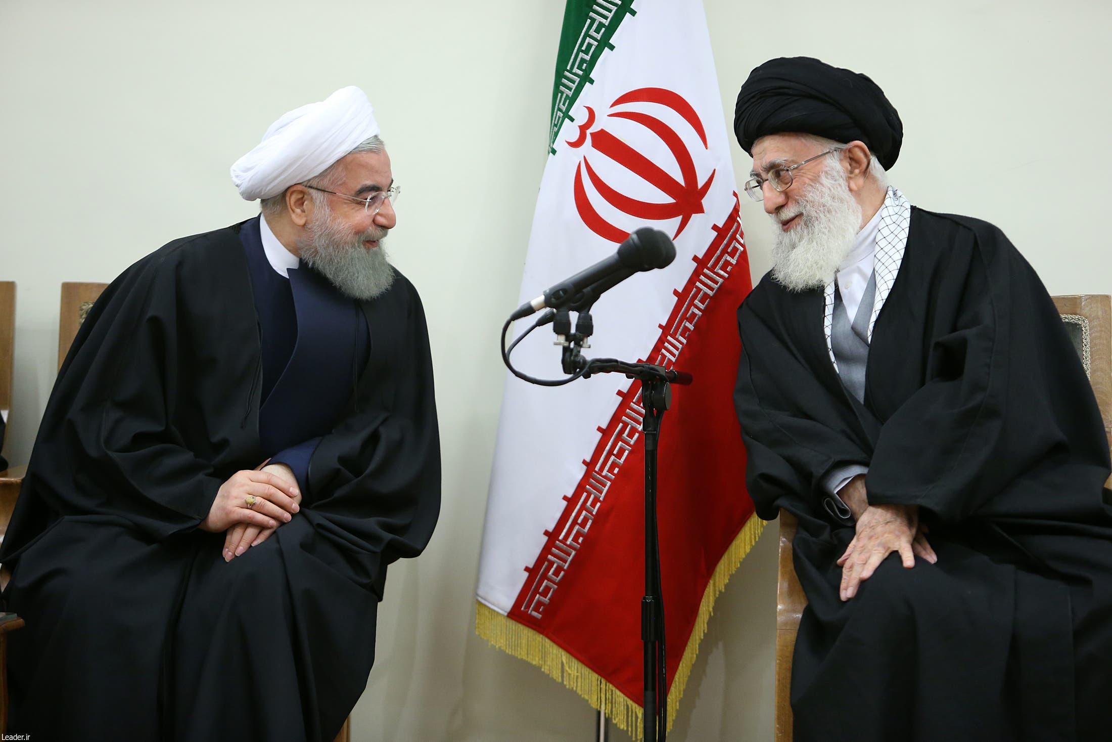المرشد الإيراني علي خامنئي والرئيس حسن روحاني