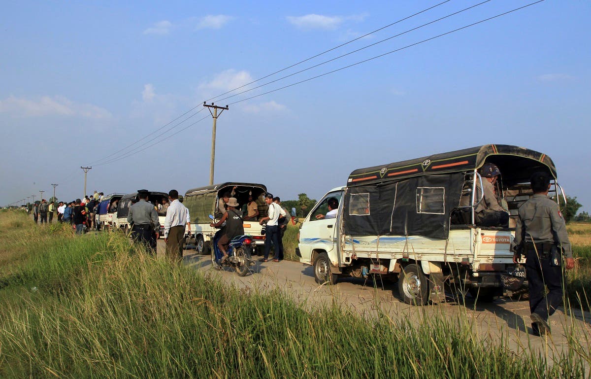 A convoy of trucks carrying detained Rohingya Muslims who fled by boat from Rakhine State are seen while police provide security in KyaukTan township, about 100 kilometers from Yangon, Myanmar. (File photo: AP)