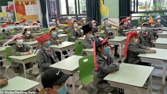قبعات طولها متر.. آخر صيحات التباعد الاجتماعي في الصين