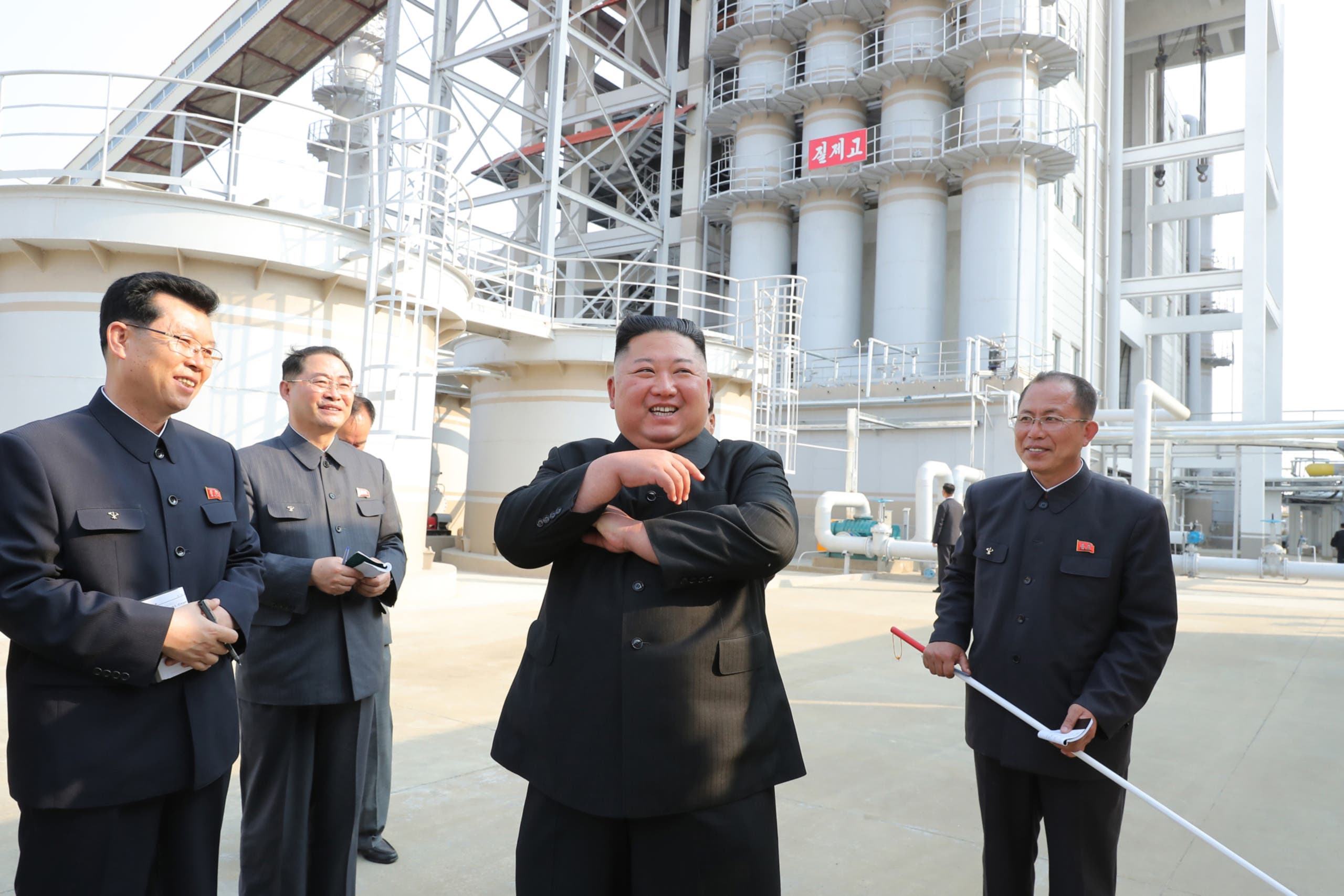  كيم يظهر أثناء افتتاح مصنع  