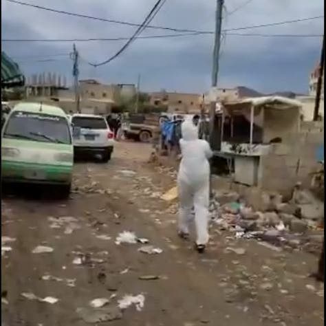 فيديو.. بالكلاشنكوف يجلب الحوثيون المشتبه بإصابتهم بكورونا