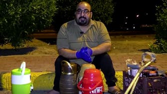 عراقي يعاني من الشلل يقدم الشاي لأفراد الأمن أثناء الحظر