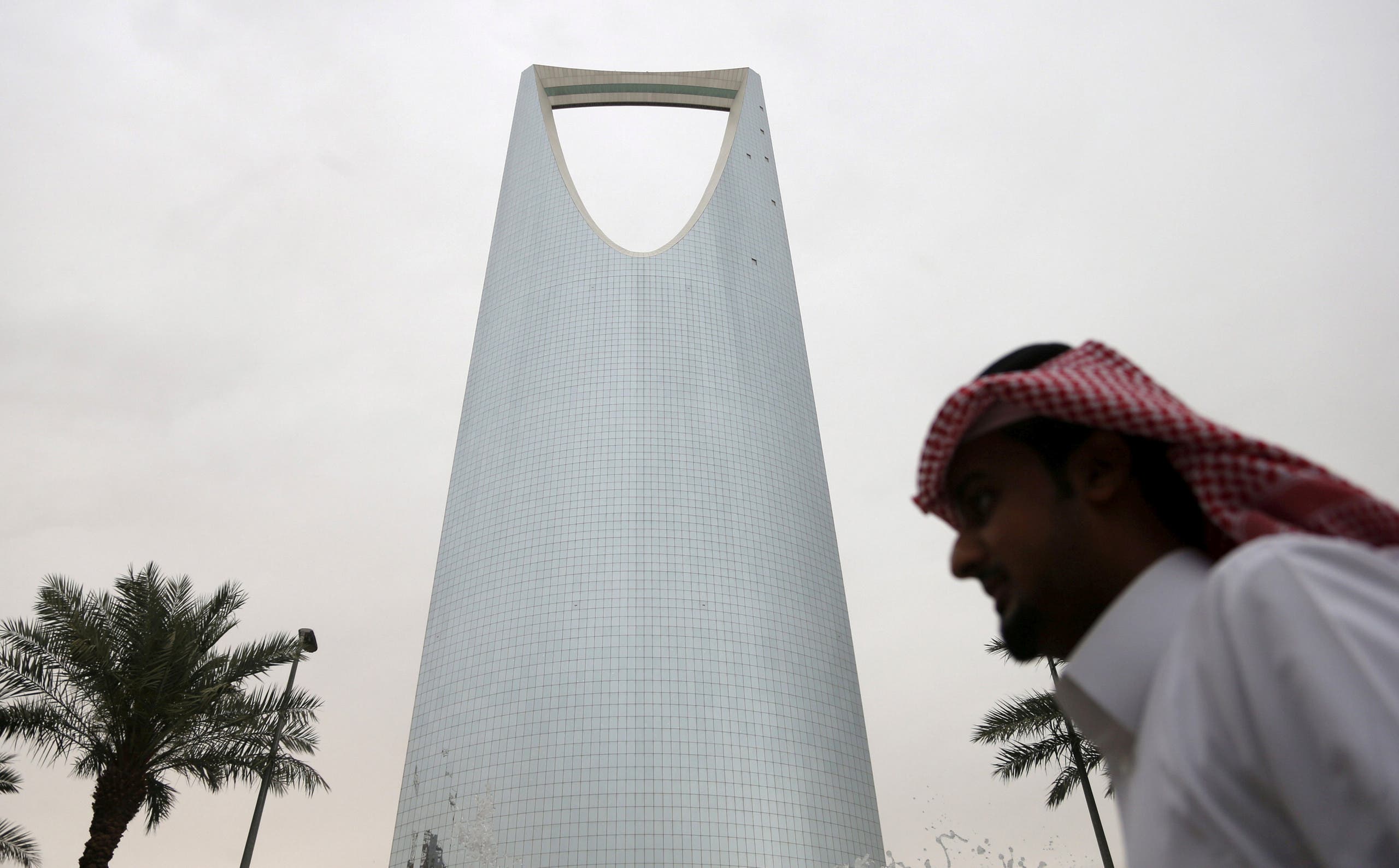 Un hombre pasa frente a la torre Kingdom Center en Riyadh, Arabia Saudita. (Foto de archivo: Reuters)