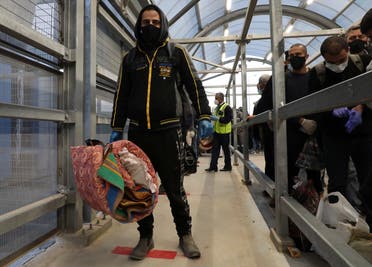 Palestinian laborers queue to enter Israel through the Mitar checkpoint in the occupied West Bank city of Hebron, on May 3, 2020. (File photo: AFP)