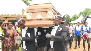 A group of six dancing pallbearers in carry a coffin in Ghana in 2017. (Twitter)
