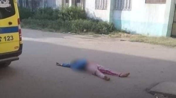 انتشار صورة لامرأة ملقاة بجوار سيارة إسعاف.. فما قصتها؟
