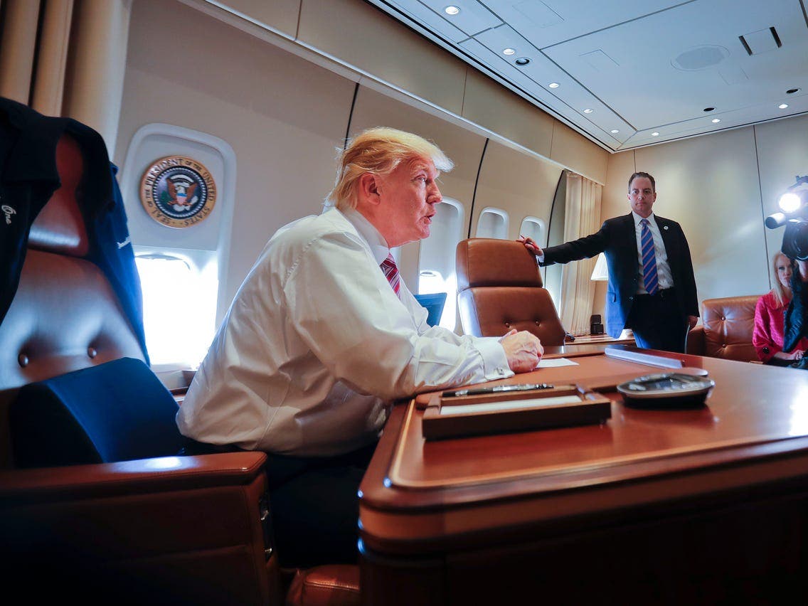الرئيس ترمب من داخل الطائرة الرئاسية