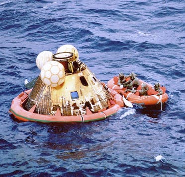 صورة لعملية التقاط رواد الفضاء الثلاثة عند نزولهم بالمحيط الهادئ