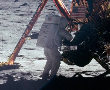 نيل أرمسترونغ على سطح القمر