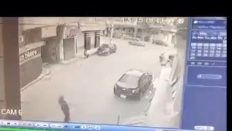 مشهد لا يحتمل.. صعد بسيارته فوق جسد طفل مصري ولم ينتبه