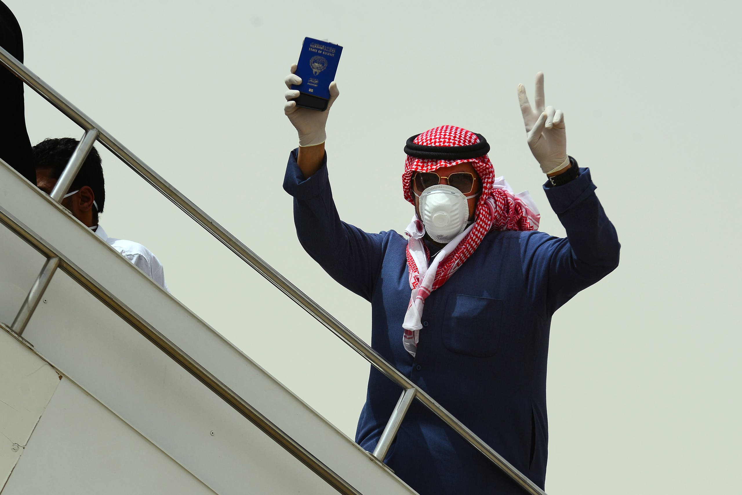 إجلاء كويتيين علقوا في العراق بسبب كورونا من مطار النجف