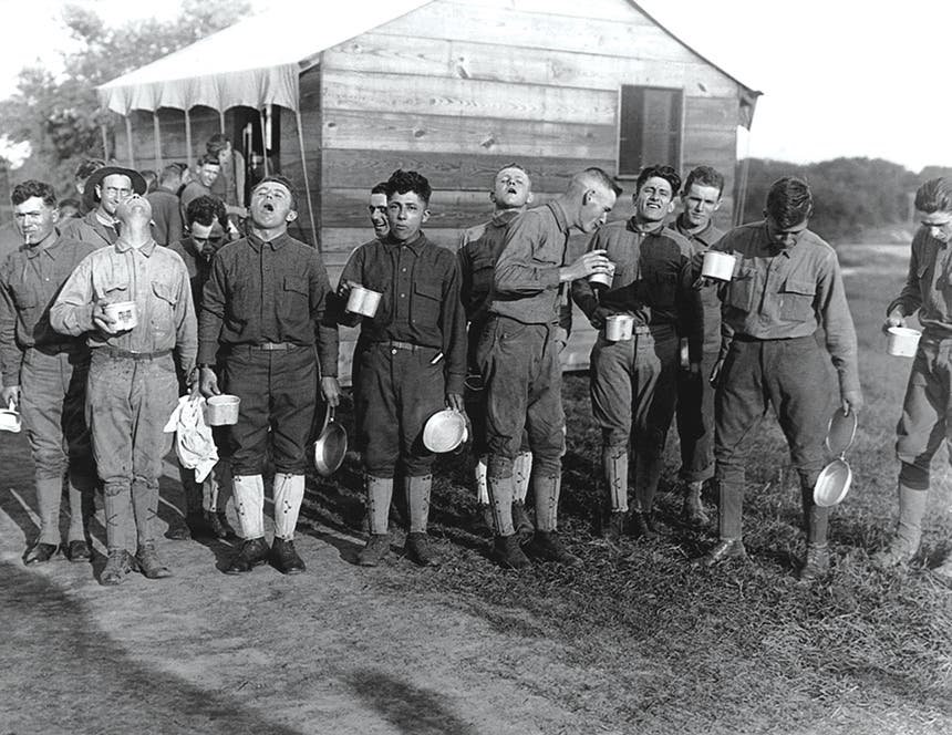 جنود إسبان يتغرغرون بالملح والماء لمنع الأنفلونزا. 24 سبتمبر 1918م