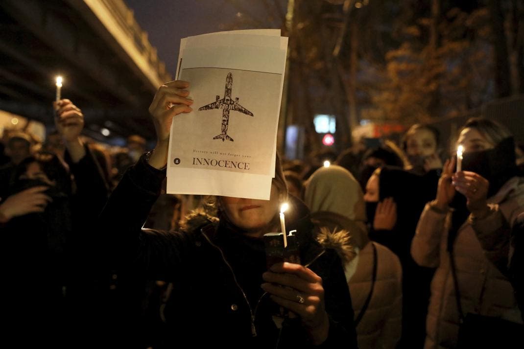 تجمع أمام جامعة أمير كبير في طهران في 11 يناير لإضاءة شموع عن أرواح ضحايا الطائرة الأوكرانية
