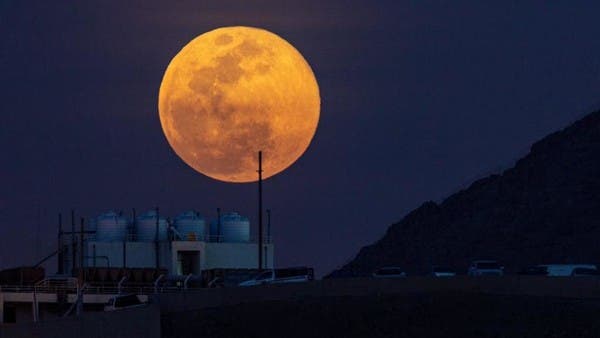 القمر العملاق  يزين سماء السعودية