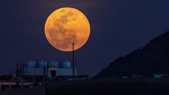 "القمر العملاق" يزين سماء السعودية