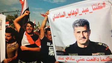 تظاهرکنندگان عکس الساعدی را به نشانه حمایت از او  بلند کرده‌اند