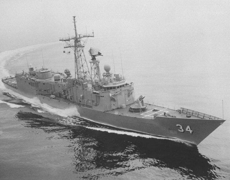 فرقاطة الصواريخ الموجهة من فئة بيري USS أوبري فيتش خلال التجارب البحرية عام 1982