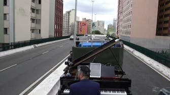 Brazilian musician plays for quarantined mothers on a moving truck