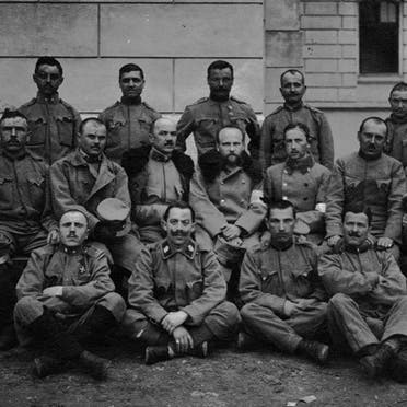 صورة لجنود نمساويين بالحرب العالمية الأولى يتوسطهم الطبيب روبرت باراني