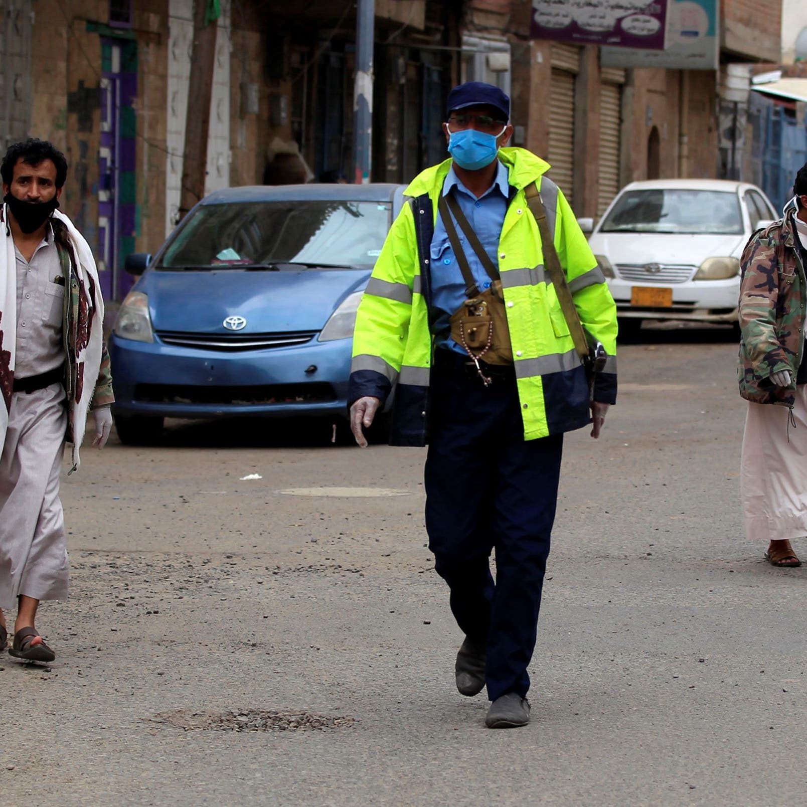 مبالغ باهظة.. الحوثي تهدد تجار صنعاء: الإغلاق أو الدفع
