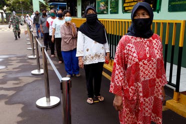 People wearing protective face mask practice social distancing while receiving rice from an automated rice ATM distributor amid the spread of the coronavirus disease (COVID-19) in Jakarta, Indonesia, May 4, 2020. (Reuters)