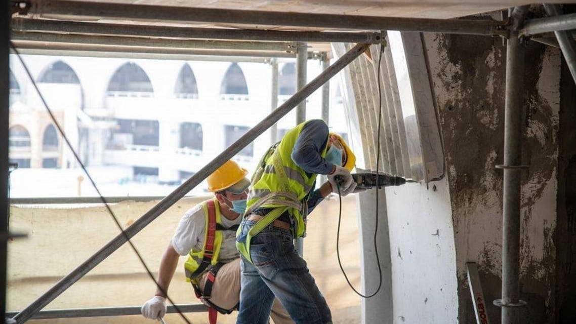 Workmen continue work on the Grand Mosque of Mecca's third expansion. (SPA)