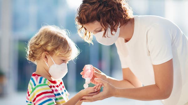جدل الأطفال وكورونا.. هل يصابون وينقلون العدوى؟