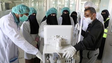 ممرضات بمستشفى في صنعاء يتلقين تدريباً على كيفية استخدام أجهزة تنفس صناعي وفرتها منظمة الصحة العالمية يوم 8 أبريل