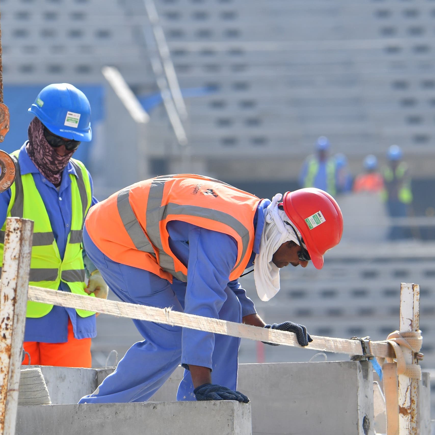 صحيفة بريطانية: قطر لا تدفع أجور عمال ملاعب كأس العالم