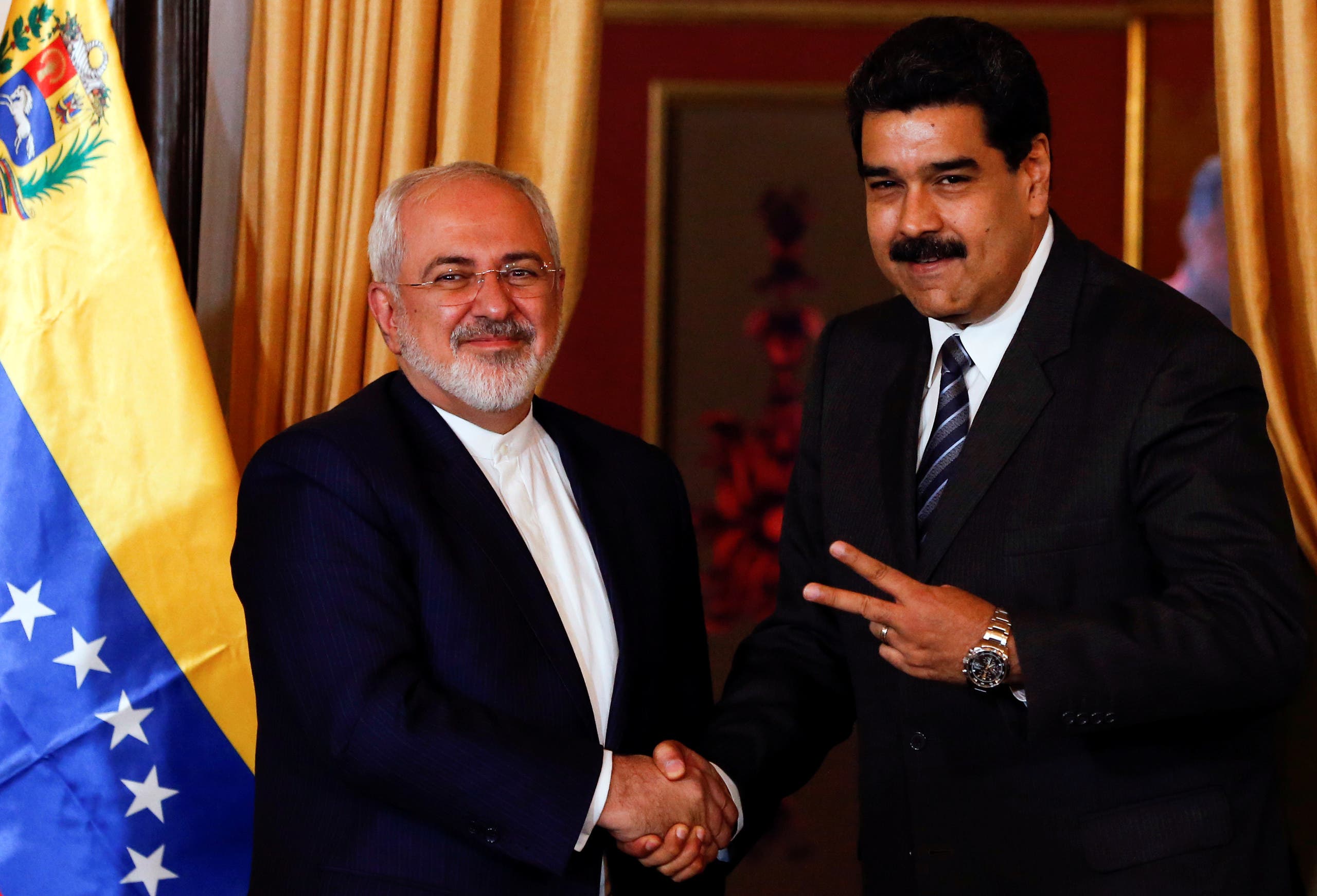 Venezuela's President Nicolas Maduro (R) and Iranian Foreign Minister Mohammad Javad Zarif shake hands in Caracas, Venezuela on August 27, 2016. (File photo: Reuters)