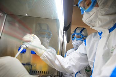 Laboratory technicians testing samples of coronavirus at a laboratory in Hengyang in China’s central Henan province on February 18, 2020. (File photo: AFP)