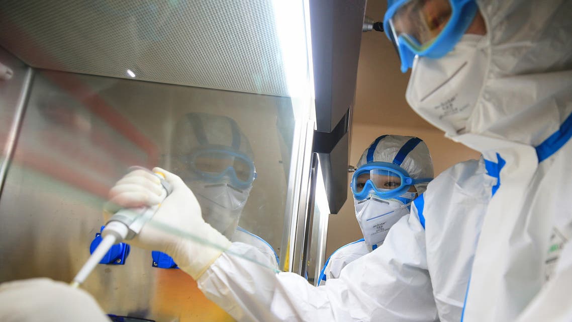Laboratory technicians testing samples of coronavirus at a laboratory in Hengyang in China’s central Henan province on February 18, 2020. (File photo: AFP)