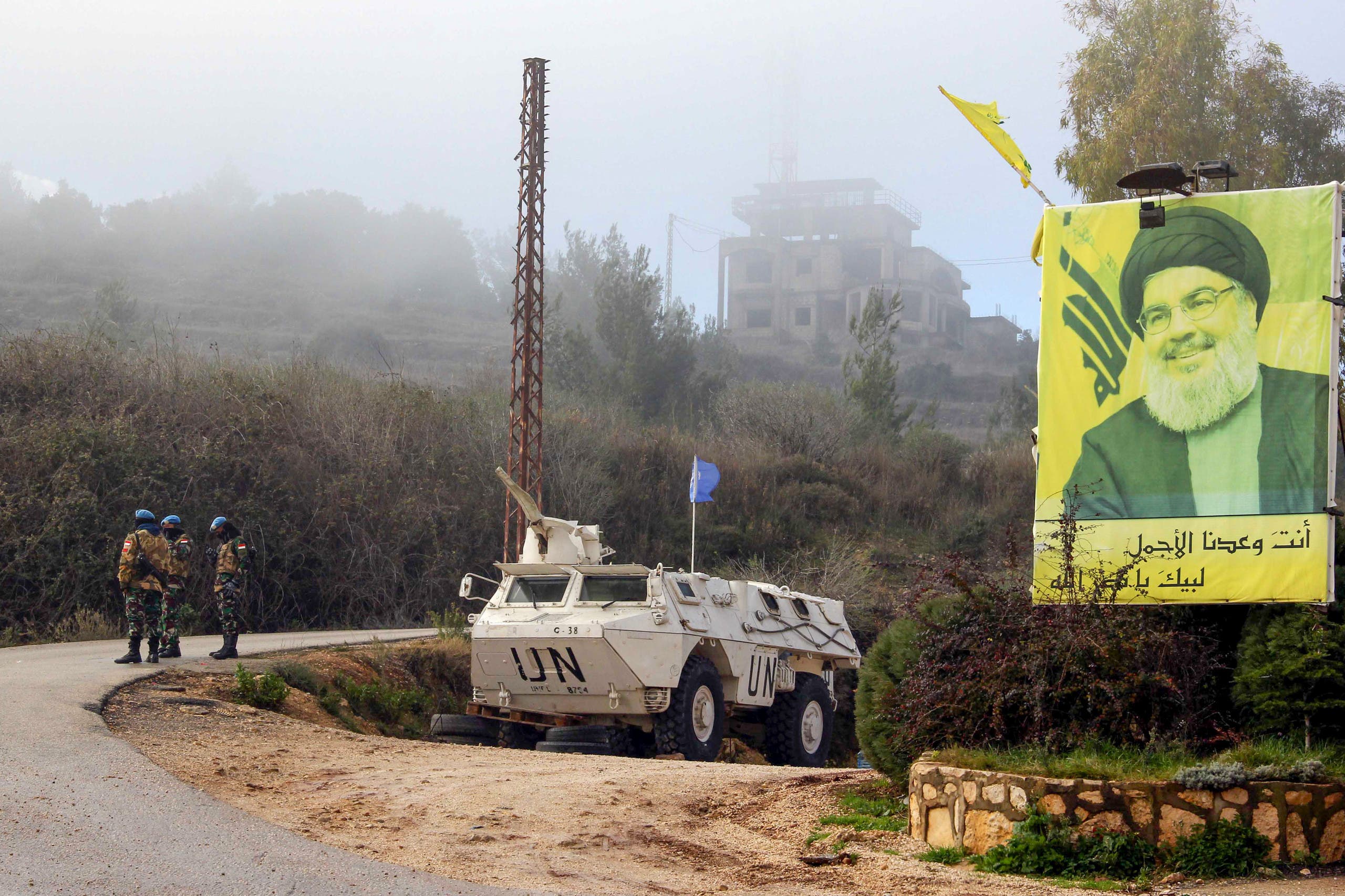 لافتة جنوب لبنان لزعيم حزب الله (أرشيفية- فرانس برس)