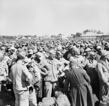 صورة لجنود أسرى ايطاليين وألمان عقب سقوط تونس في قبضة الحلفاء