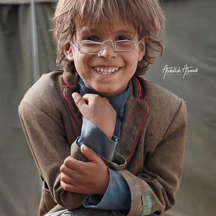 نظارة حديدية لطفل يمني تلهم الآلاف.. إنها كسوة العيد