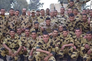 أحمد منسي رفقة أفراد الكتيبة