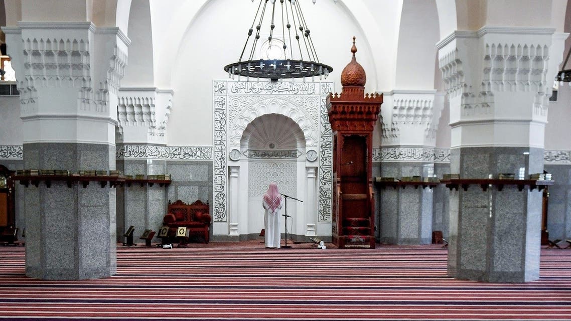 mam Mohammed, muezzin of the Jaffali mosque in Saudi Arabia's Red Sea coastal city of Jeddah, announces the prayer call at the mosque which is closed due to a government decree as part of efforts to combat the COVID-19 coronavirus pandemic. (File photo: AFP)