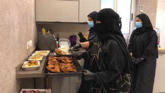 السعودية: عائلة تعد الإفطار للمحتاجين يومياً في رمضان
