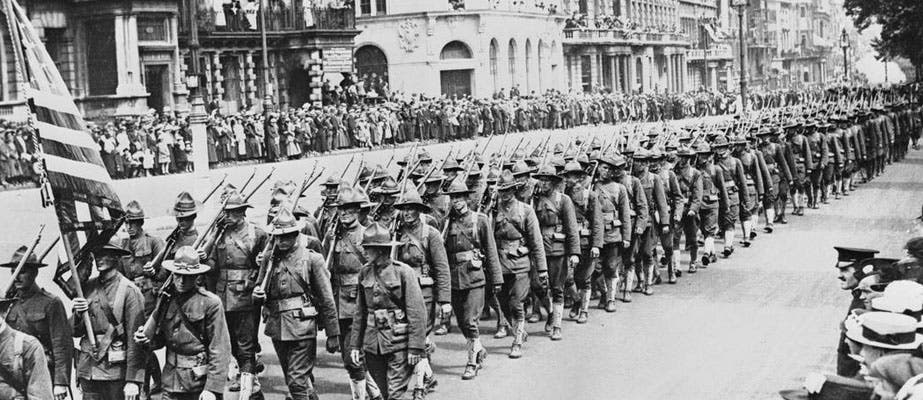 صورة لاستعراض الجنود الأميركيين عقب بلوغهم للساحة الأوروبية بالحرب العالمية الأولى
