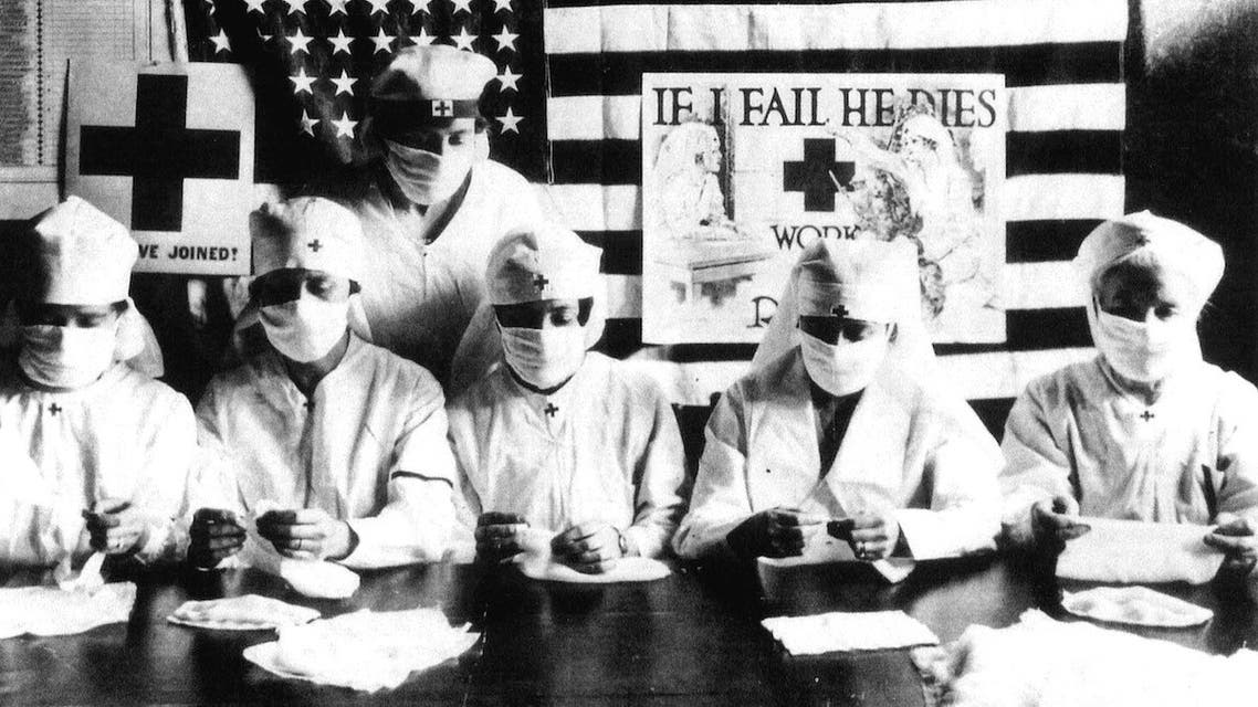 صورة لأحد الفرق الطبية المجندة لمواجهة الأنفلونزا الإسبانية بالولايات المتحدة الأميركية