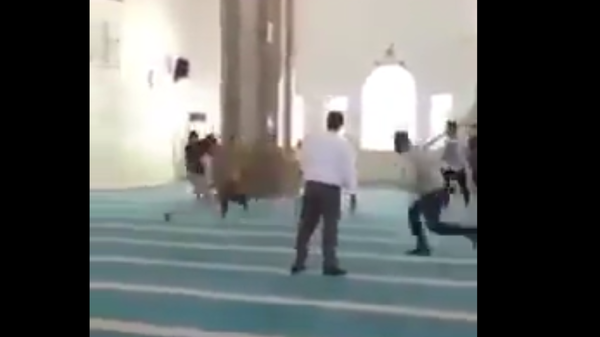 فيديو.. أشخاص يلعبون كرة القدم بأحذيتهم داخل مسجد بإزمير