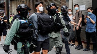 شرطة هونغ كونغ تطلق حبيبات الفلفل لتفريق المحتجين