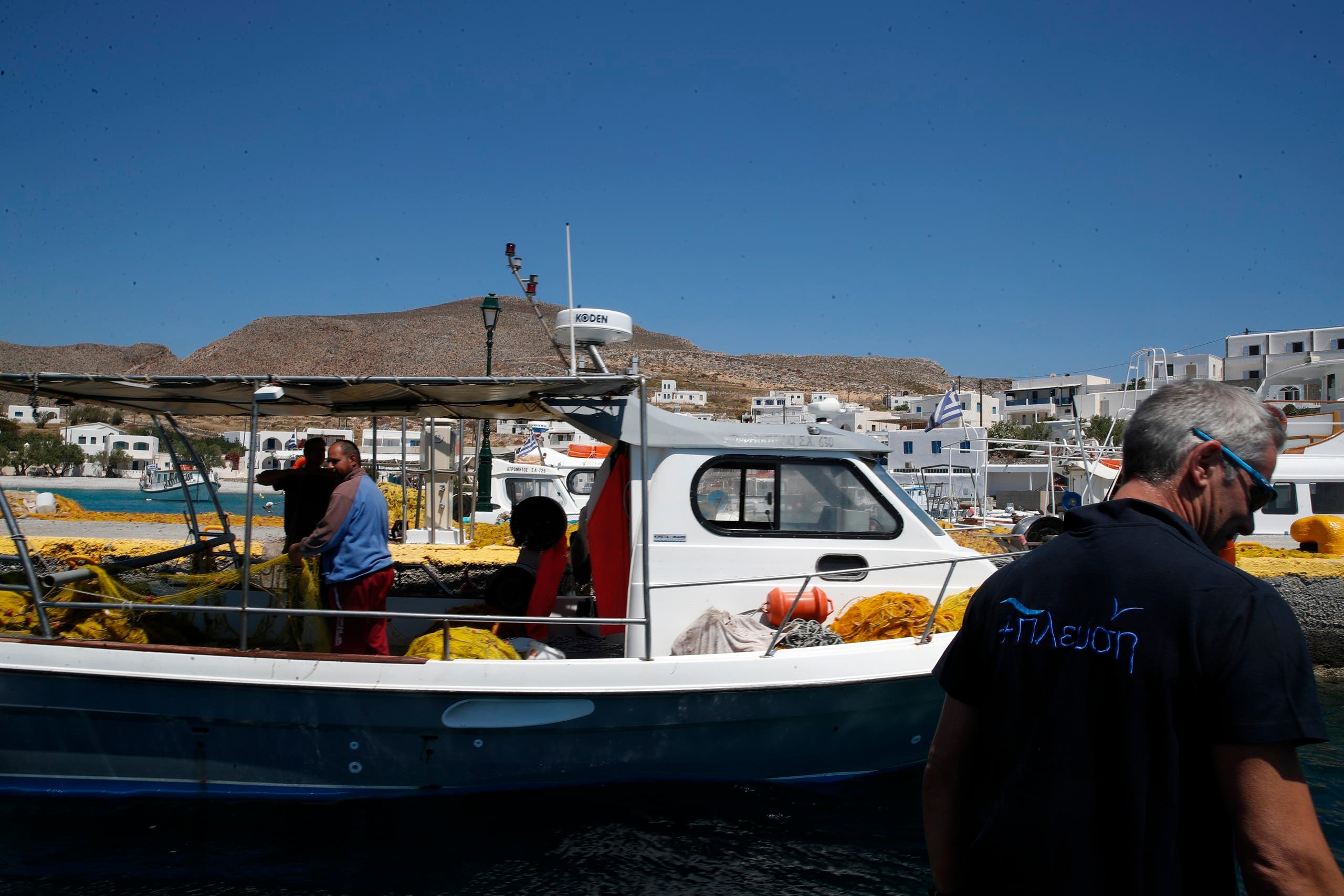 قارب يحمل فريقاً طبياً يرسو في جزيرة فوليغاندروس