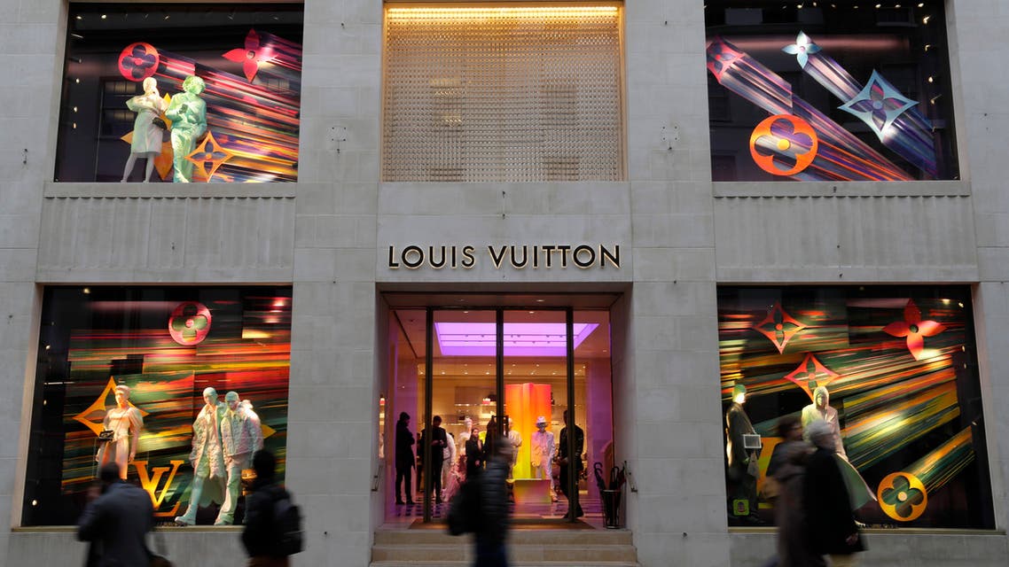 Pedestrians pass a Louis Vuitton shop window in London, Monday, Nov. 25, 2019. (File photo: AP)